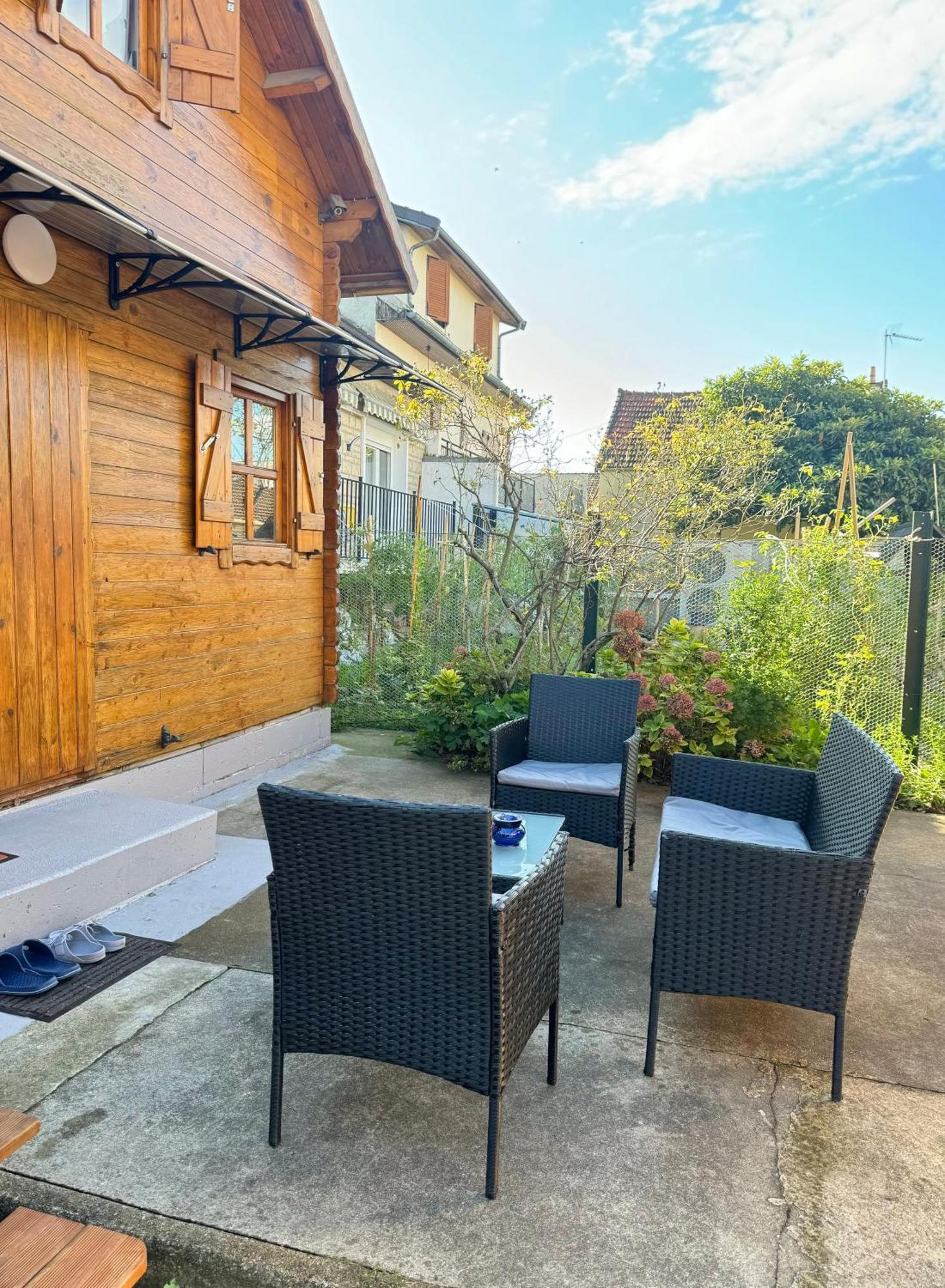 Chalet Cozy Paris Suburb!